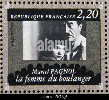 FRANCE - VERS 1986 : stamp dédiée au centenaire du cinéma français montre Marcel Pagnol "La femme du boulanger", vers 1986 Banque D'Images