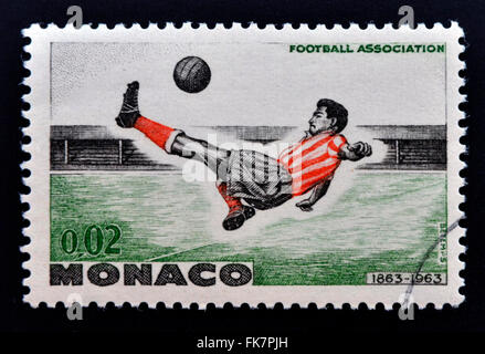 MONACO - circa 1963 : timbre imprimé en Monaco dédié au soccer, circa 1963 Banque D'Images