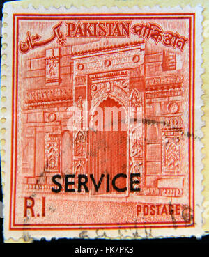 PAKISTAN - circa 1963 : timbre imprimé au Pakistan montre porte de Choto Shona Masjid mosquée, Petite Mosquée d'or, au Bangladesh Banque D'Images