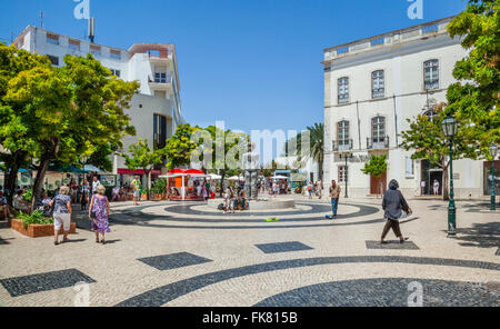 Portugal, Algarve, centre historique de Lagos, Praca de Gil Eanes avec Dom Sebastiao statue Banque D'Images