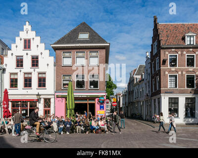 Les gens sur une terrasse extérieure et d'un cycliste sur Korte Minrebroederstraat - la ville d'Utrecht, Pays-Bas Banque D'Images