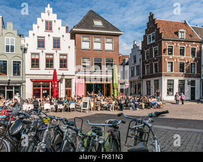 Les vélos et les personnes sur une terrasse de cafés dans Minrebroederstraat dans la ville d'Utrecht, Pays-Bas Banque D'Images