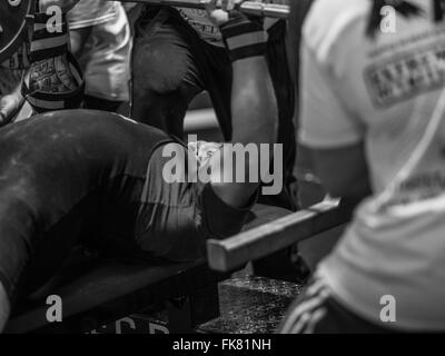 La photographie documentaire à partir d'un événement mettant en vedette l'haltérophilie hommes deadlifting et banc en appuyant sur l'expérience et le triomphe et le stress Banque D'Images