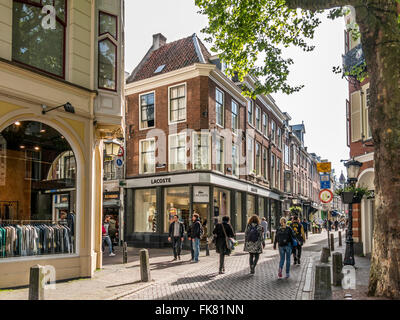 Les gens dans les rues commerçantes et Lijnmarkt Zadelstraat dans le centre-ville d'Utrecht, Pays-Bas Banque D'Images