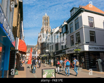 Tour de l'église Dom et les gens dans la rue commerçante Steenweg dans le centre-ville d'Utrecht, Pays-Bas Banque D'Images