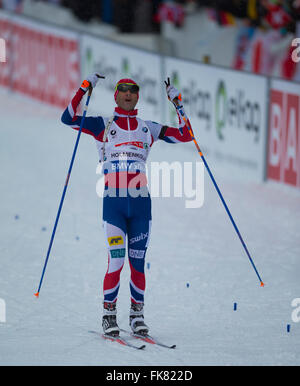 Holmenkollen Oslo, Oslo, Norvège. 06 Mar, 2016. Championnats du monde de Biathlon IBU. Ole Einar Bjoerndalen de Norvège célèbre son deuxième place chez les hommes 12,5 km poursuite compétition durant les Championnats du monde de Biathlon IBU Holmenkollen à Oslo, Norvège. © Plus Sport Action/Alamy Live News Banque D'Images