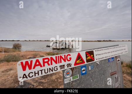 Panneau d'avertissement de crocodile à Cooper Creek Crossing. Une plaisanterie par l'opérateurs de traversiers comme il n'y a pas de crocodiles cette loin au sud. Banque D'Images