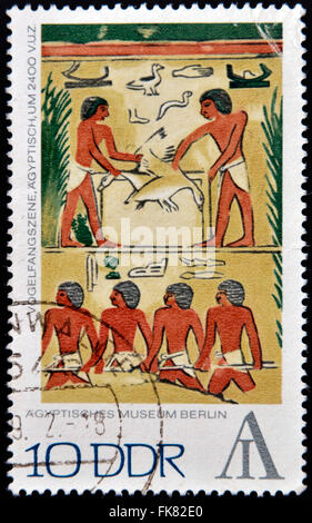 Allemagne - VERS 1972 : timbre imprimé dans l'Allemagne de l'Est montre Musée égyptien de Berlin - fusils, scène de l'Égypte, autour de 2400 avant notre ère, Banque D'Images