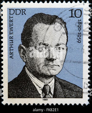 Democrratic allemand -CIRCA 1981 République : UN stam imprimé en allemand à l'Est montre Arthur Ewert , circa 1981 Banque D'Images