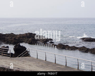 Rock pools pour nager près de Alcala sur la côte ouest de Tenerife, Espagne, une certaine protection ajouté des vagues Banque D'Images