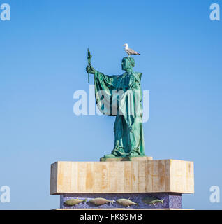 Portugal, Algarve, Lagos, Praia da Batata, une mouette perchée sur la statue de Sao Goncalo de Lagos Banque D'Images