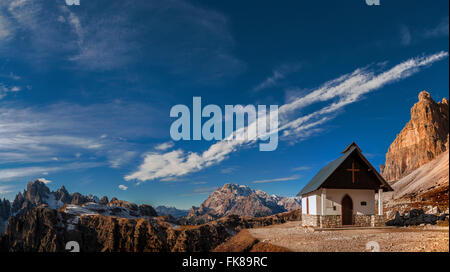 Chapelle du souvenir des trois pics de Lavaredo, Tre Cime di Lavaredo, à l'automne la lumière, le Tyrol du Sud, Bolzano, Italie Banque D'Images