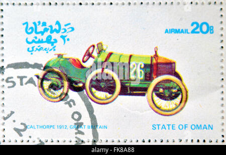 OMAN - circa 1977 : timbre imprimé dans la région d'Oman montre une vieille voiture, Calthorpe 1912 Grande-bretagne, vers 1977 Banque D'Images