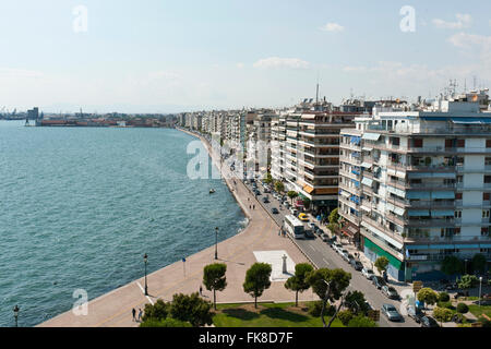 Vue sur la promenade de la Tour Blanche de Thessalonique (ou Salonique, Macédoine Centrale, Grèce Banque D'Images