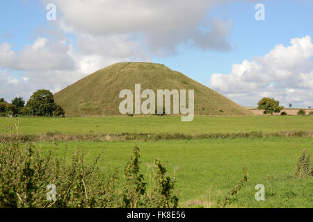 Silbury Hill ancienne colline artificielle près d'Avebury dans le Wiltshire, Angleterre Banque D'Images