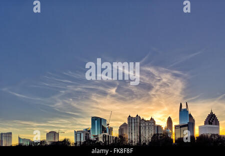 Centre-ville d'Atlanta, le coucher du soleil avec des bâtiments à l'avant-plan Banque D'Images