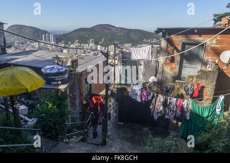 Vue depuis les immeubles à appartements dans Favela Santa Marta - quartier Botafogo Banque D'Images