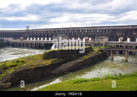 Barrage Itaipu Itaipu - déversoir - intégration entre le Brésil et le Paraguay Banque D'Images