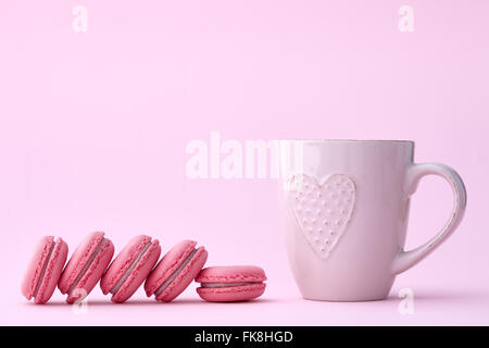 Macarons français et une tasse Banque D'Images