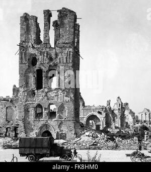 Ruines de la cathédrale d'Ypres avec un camion de l'armée britannique au premier plan, la Flandre, la Belgique dans la Première Guerre mondiale. Photo prise entre 1914 et 1918 Banque D'Images