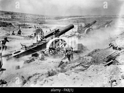 8 obusiers de 81 cm la 39e Batterie de siège, Royal Garrison Artillery (RGA), tirer sur les Allemands de l'Fricourt-Mametz Valley au cours de la bataille de la Somme durant la Première Guerre mondiale., ch. Août 1916 Banque D'Images