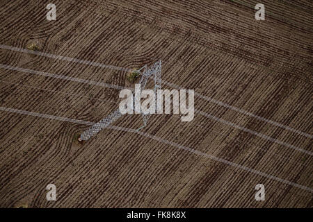 Photo de lignes de transmission aériennes d'électricité provenant de la centrale hydroélectrique d'Itaipu Banque D'Images