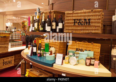 Paniers de Fortnum and Mason, en magasin Fortnum & Mason, Piccadilly London UK Banque D'Images