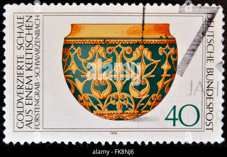 Allemagne - circa 1976 : timbre imprimé en Allemagne montre patrimoine archéologique, de l'or-bol décoratif, vers 1976
