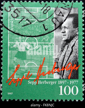 Allemagne - circa 1997 : timbre imprimé en Allemagne montre Sepp Herberger- joueur de football allemand et manager, vers 1997 Banque D'Images