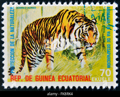 Guinée Équatoriale - circa 1974 : timbres en Guinée dédié aux animaux en voie de disparition, montre tigre du Bengale, l'Asie, vers 1974 Banque D'Images
