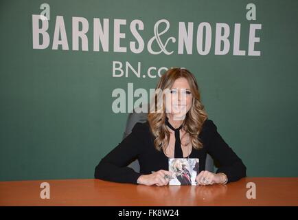 New York, NY, USA. 7 mars, 2016. Rita Wilson, à Barnes et noble pour promouvoir son nouveau CD éponyme de la musique dehors et environ pour la célébrité Candids - MON, New York, NY 7 Mars, 2016. © Derek Storm/Everett Collection/Alamy Live News Banque D'Images