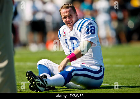 Fichier. 7 mars, 2016. PEYTON Manning a fait un adieu émotionnel après 18 ans à la NFL, un jour après la retraite du quart-arrière emblématique a été annoncé par le champion du Super Bowl Broncos de Denver. Manning, 39 ans, est devenu le quart partant le plus ancien dans l'histoire du Super Bowl le mois dernier après avoir passé le Denver directeurs Panthers 24-10 remportant le Super Bowl 50, son dernier match. Sur la photo : le 03 octobre 2010 : Indianapolis Colts quarterback Peyton Manning (18) se réchauffe avant le début de l'action de la Conférence AFC entre les Jacksonville Jaguars et les Indianapolis Colts à l'EverBank Field in Banque D'Images