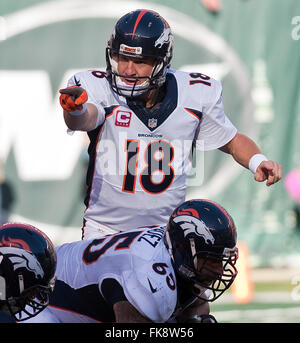 Fichier. 7 mars, 2016. PEYTON Manning a fait un adieu émotionnel après 18 ans à la NFL, un jour après la retraite du quart-arrière emblématique a été annoncé par le champion du Super Bowl Broncos de Denver. Manning, 39 ans, est devenu le quart partant le plus ancien dans l'histoire du Super Bowl le mois dernier après avoir passé le Denver directeurs Panthers 24-10 remportant le Super Bowl 50, son dernier match. Sur la photo : le 12 octobre 2014 - East Rutherford, New Jersey, États-Unis - les quarterback Peyton Manning (18) nommer les signaux dans la seconde moitié au cours de l'action de la NFL entre les New York Jets et Broncos au stade MetLife en Orient Banque D'Images