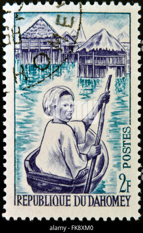 DAHOMEY - circa 1963 : timbres en Dahomey, montre femme Ganvie en canoë, vers 1963 Banque D'Images