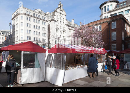 Les gens shopping au Piccadilly, St James Church, Londres UK Banque D'Images