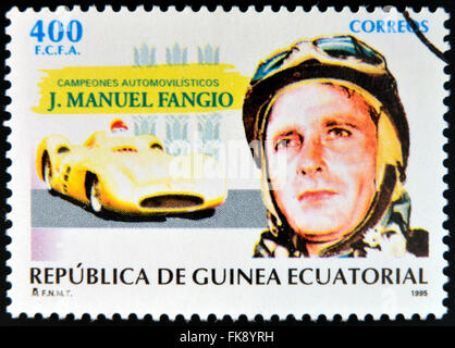 Guinée Équatoriale - circa 1995 : timbre imprimé en Guinée dédié aux champions de voiture, indique Juan Manuel Fangio, circa 1995 Banque D'Images