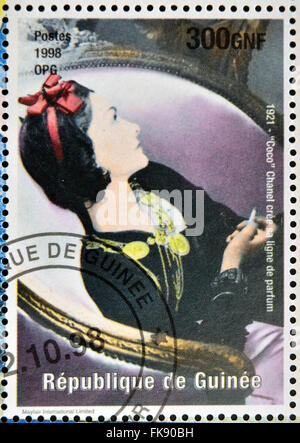 Guinée - circa 1998 : timbre imprimé en République de Guinée commémorant Coco Chanel a créé sa ligne de parfum, vers 1998. Banque D'Images