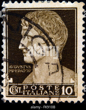 Italie - VERS 1929 : un timbre imprimé en Italie montre Augustus Caesar, vers 1929 Banque D'Images