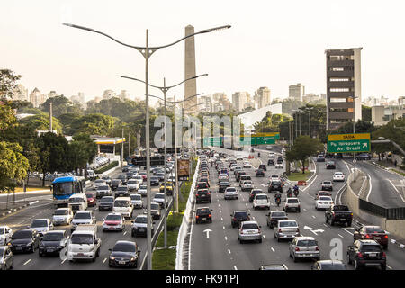 Le trafic sur l'Avenida 23 de Maio vu du viaduc Tutoia en fin d'après-midi Banque D'Images