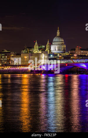 La Cathédrale St Paul sur Blackfriars Bridge et de la rivière Thames, dans la nuit avec des lumières se reflétant dans l'eau. Banque D'Images