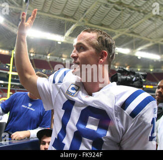 Fichier. 7 mars, 2016. PEYTON Manning a fait un adieu émotionnel après 18 ans à la NFL, un jour après la retraite du quart-arrière emblématique a été annoncé par le champion du Super Bowl Broncos de Denver. Manning, 39 ans, est devenu le quart partant le plus ancien dans l'histoire du Super Bowl le mois dernier après avoir passé le Denver directeurs Panthers 24-10 remportant le Super Bowl 50, son dernier match. Sur la photo : 25 Octobre 2009 : Indianapolis Colts quarterback Peyton Manning vagues aux fans pendant qu'il marche hors du terrain à la suite d'une victoire 42-6 sur le saint Louis Rams dimanche à l'Edward Jones Dome à St Louis. (Crédit Image : © S Banque D'Images