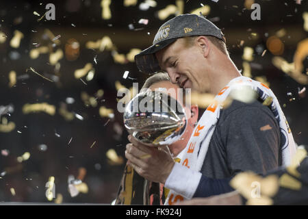 Fichier. 7 mars, 2016. PEYTON Manning a fait un adieu émotionnel après 18 ans à la NFL, un jour après la retraite du quart-arrière emblématique a été annoncé par le champion du Super Bowl Broncos de Denver. Manning, 39 ans, est devenu le quart partant le plus ancien dans l'histoire du Super Bowl le mois dernier après avoir passé le Denver directeurs Panthers 24-10 remportant le Super Bowl 50, son dernier match. Sur la photo : 7 février 2016 - Sacramento, Californie, USA - Broncos quarterback Peyton Manning (18) tient le trophée Lombardi après le Super Bowl 50 à Levi's Stadium. Les Broncos a gagné le match 24-10. (Crédit Image : © Randall Banque D'Images