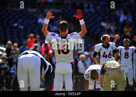 Fichier. 7 mars, 2016. PEYTON Manning a fait un adieu émotionnel après 18 ans à la NFL, un jour après la retraite du quart-arrière emblématique a été annoncé par le champion du Super Bowl Broncos de Denver. Manning, 39 ans, est devenu le quart partant le plus ancien dans l'histoire du Super Bowl le mois dernier après avoir passé le Denver directeurs Panthers 24-10 remportant le Super Bowl 50, son dernier match. Sur la photo : 14 décembre 2014 Denver Broncos quarterback Peyton Manning # 18 en action au cours de la NFL football match entre les Denver Broncos et les Chargers de San Diego au Qualcomm Stadium de San Diego, en Californie. (Crédit Banque D'Images