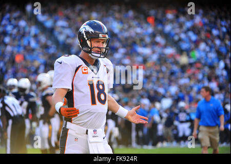 Fichier. 7 mars, 2016. PEYTON Manning a fait un adieu émotionnel après 18 ans à la NFL, un jour après la retraite du quart-arrière emblématique a été annoncé par le champion du Super Bowl Broncos de Denver. Manning, 39 ans, est devenu le quart partant le plus ancien dans l'histoire du Super Bowl le mois dernier après avoir passé le Denver directeurs Panthers 24-10 remportant le Super Bowl 50, son dernier match. Sur la photo : 14 décembre 2014 Denver Broncos quarterback Peyton Manning # 18 en action au cours de la NFL football match entre les Denver Broncos et les Chargers de San Diego au Qualcomm Stadium de San Diego, en Californie. (Crédit Banque D'Images