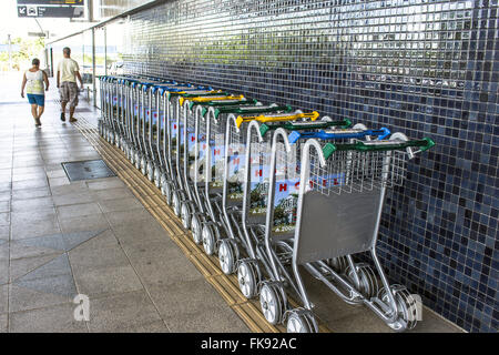 Chariots pour le transport des bagages de l'aéroport de Londrina - le Gouverneur José Richa Banque D'Images