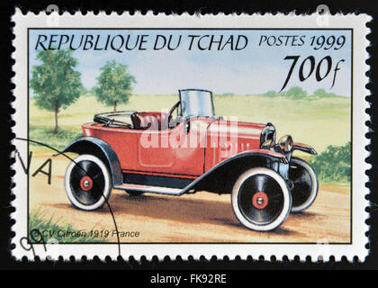 Tchad - VERS 1999 : timbre imprimé au Tchad montre Citroen voiture rétro 1919, France, vers 1999 Banque D'Images