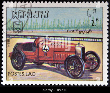 LAOS - circa 1984 : timbre imprimé au Laos dédié aux voitures de course et de sport classique montre Fiat S 57/14B, vers 1984. Banque D'Images