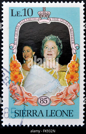 SIERRA LEONE - circa 1985 : timbre imprimé dans la Sierra Leone montre la Reine Mère, Mère de la reine Elizabeth 2e, circa 1985 Banque D'Images