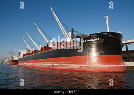 Navire marchand chargé avec du sucre amarré au port de Santos Banque D'Images