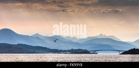 Île de Skye avec Cuillin et pont de Skye. Banque D'Images